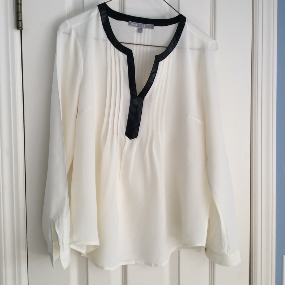 🌟NWOT Daniel Rainn Cream w Black Top Sz S